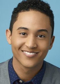 Tahj Mowry
as Tucker Dobbs
