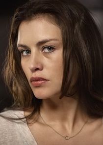 Hannah Ware
as Emma Kane