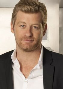 Nicholas Bishop
as Peter Dunlop