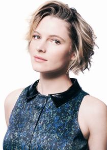 Amy Seimetz
as Birdie