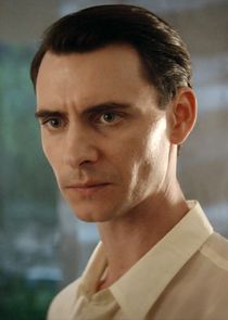 Harry Lloyd
as Bernard Marx