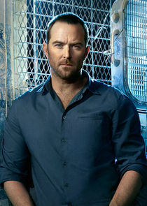 Sullivan Stapleton
as Kurt Weller