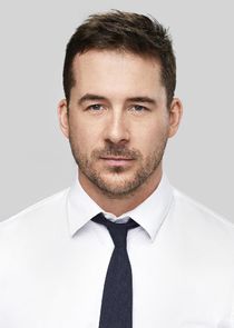 Barry Sloane
as Jake Reilly