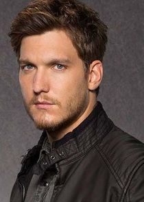 Scott Michael Foster
as Wick Briggs