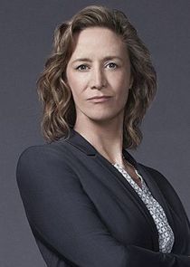Janet McTeer
as Commander Guziewicz