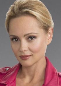 Beatrice Rosen
as Nadia Paquet