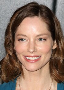 Sienna Guillory
as Moore