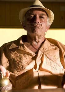 Mark Margolis
as Tio Salamanca