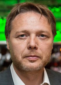 Shaun Dooley
as Graham Carr