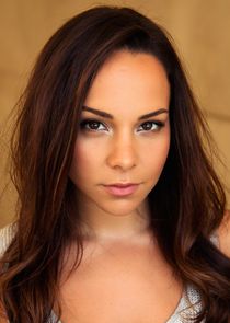 Dena Kaplan
as Sarah Brennen