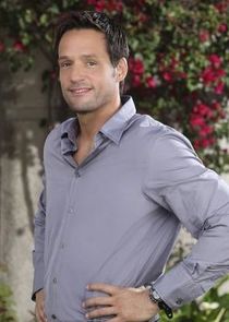 Josh Hopkins
as Grayson Ellis