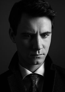 Harry Lloyd
as Peter Quayle