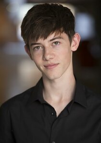 Griffin Gluck
as Luke Chambers