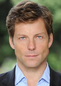 Jamie Bamber
as Harry King