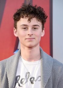 Wyatt Oleff
as Charlie Weisbarger