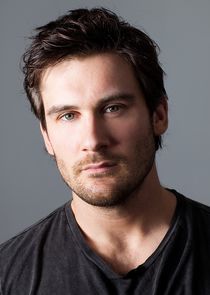 Clive Standen
as Lachlan Frey