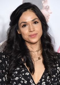 Ariana Guerra
as Detective Serena Chavez