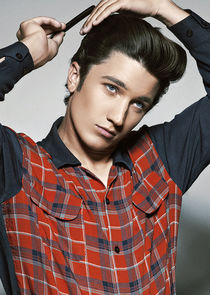 Drake Milligan
as Elvis Presley