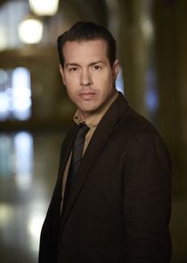Jon Seda
as Chief Investigator Antonio Dawson
