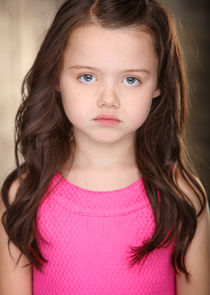 Violet McGraw
as Alice