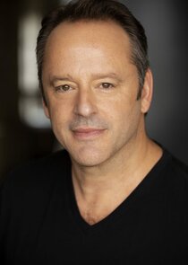 Gil Bellows
as Evans