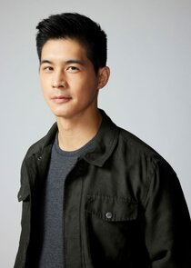 Eddie Liu
as Henry Yan