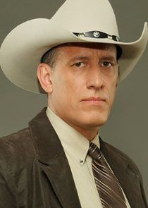 Alex Fernandez
as Lt. Luis Zea