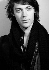 Tom Payne
as Leon 