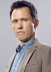 Jeffrey Donovan
as Charlie Haverford