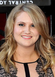 Jillian Bell
as Hayzel