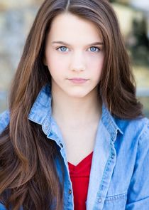 Chloe East
as Naomi Stewart