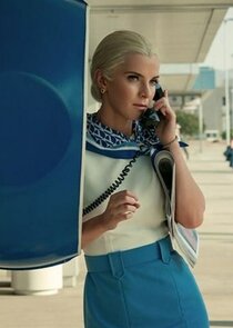 Betty Gilpin
as Mo Dean