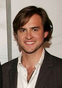 Tim Peper
as Ethan Chase