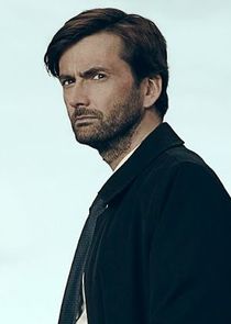 David Tennant
as Detective Emmett Carver
