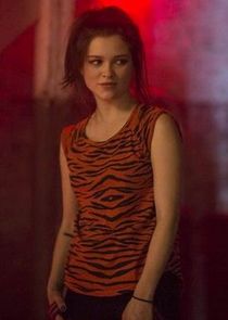 Sophie Cookson
as Sidney Pierce