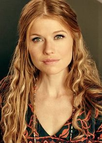 Genevieve Angelson
as Patti Robinson