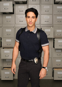 Deniz Akdeniz
as Lev 