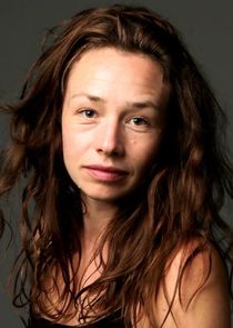 Ellie Piercy
as Julia Tarsky