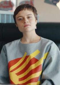 Lena Urzendowsky
as Kira