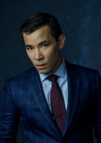 Conrad Ricamora
as Oliver Hampton