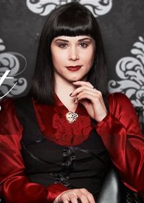 Kestie Morassi
as Natalie