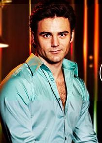 Dustin Clare
as Sean