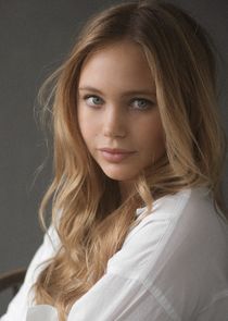 Tallulah Evans
as Lily