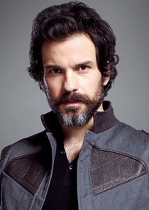 Santiago Cabrera
as Cristóbal 