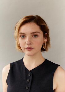 Catriona Chandler
as Iris Milanovic