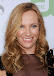 Toni Collette
as Evelyn Wade