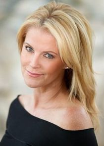 Maeve Quinlan
as Paula Carlin