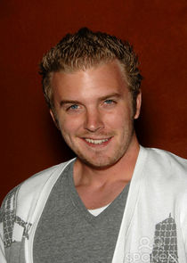 Chris Hunter
as Glen Carlin