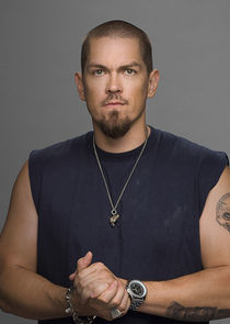 Steve Howey
as Kevin Ball