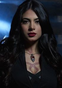 Emeraude Toubia
as Isabelle Lightwood